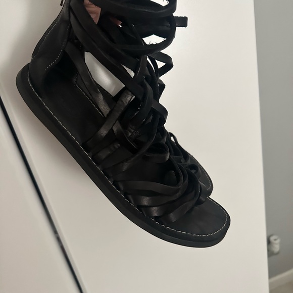 Ash Brand sandals. Black leather strap sandal with zipper closure in back. - Picture 6 of 6